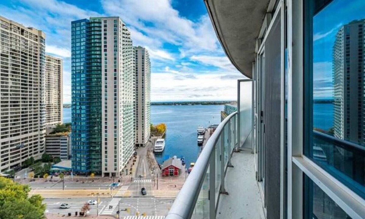 Toronto Entertainment District Condo | 1 Bedroom 1 Bath + Den + Balcony