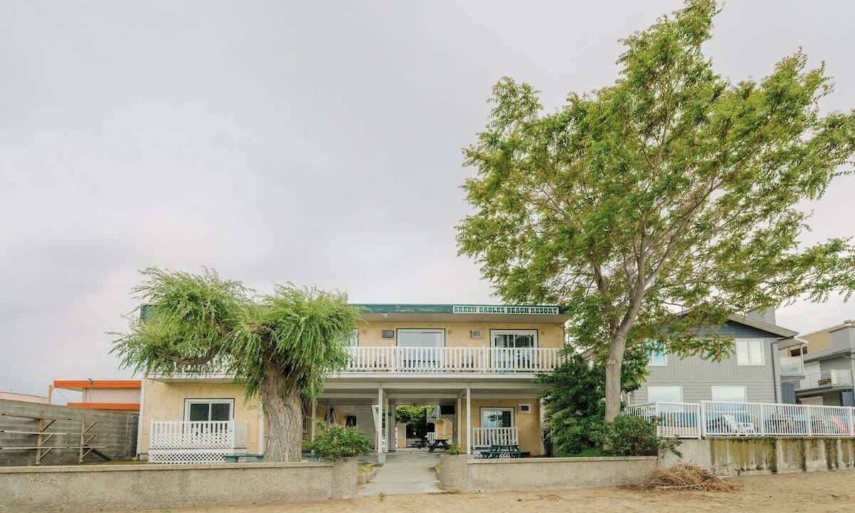 Osoyoos Apartment | 1 BR Courtyard Suite 3 Green Gables Resort