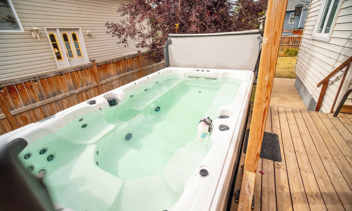Sylvan Lake House | 11 person hot tub, A/C, Fire Pit, Arcade. 5 minutes from the water.