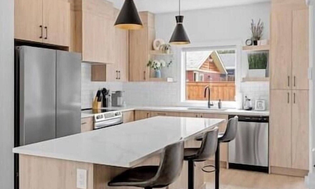 Southwest Calgary Villa | 12 Guests | 2 King Beds | Ping Pong| 6 BR| Garage