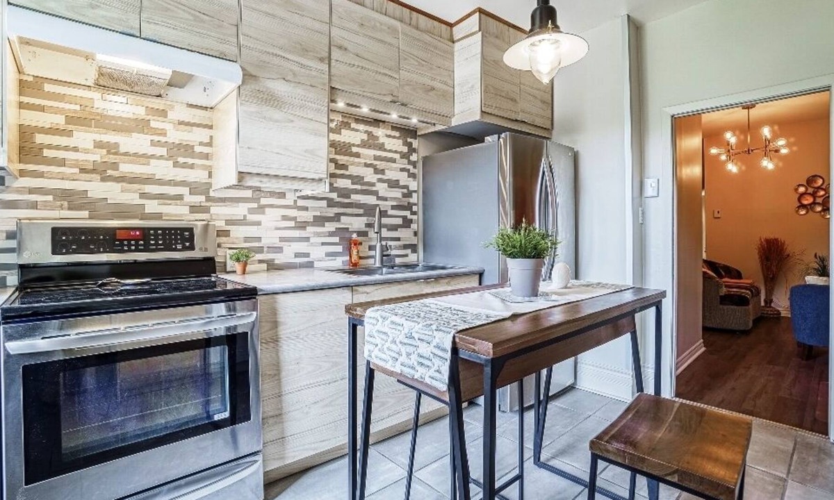 La Petite-Patrie Apartment | #170 Charming and Tastefully Furnished in Rosemont