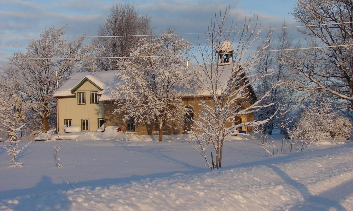 Grey Highlands House | 1870's stone schoolhouse close to skiing and hiking (10 minutes from Thornbury)