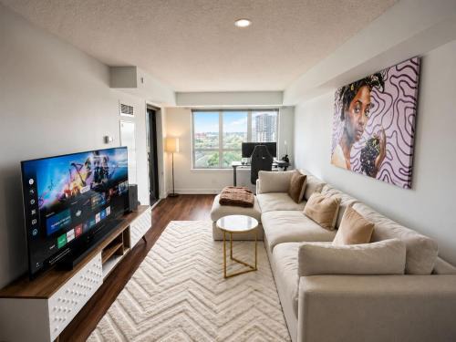 Islington - City Centre West Apartment | 1BR plus Den with free Parking, Pool, Gym and Hot Tub