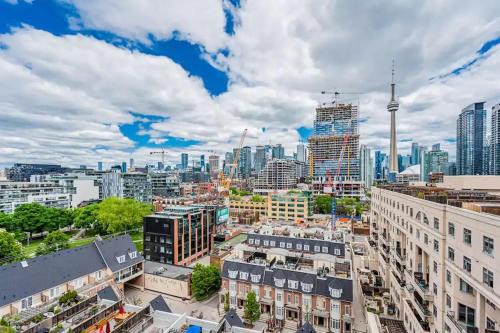 Wellington Place Apartment | 1King 1Queen 1Twin Beds-CN TowerView-Luxury Suite