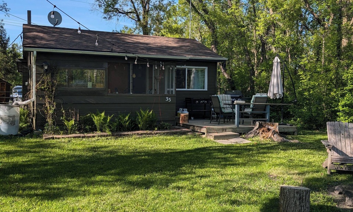 Dunnottar Cabin | 2-bedroom cabin in Matlock with parking to accommodate 2 trucks and 16' trailers