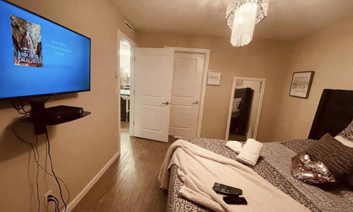 Tuxedo Condo | 2 BEDROOM LUXUARY CONDO- FREE PARKING & POOL