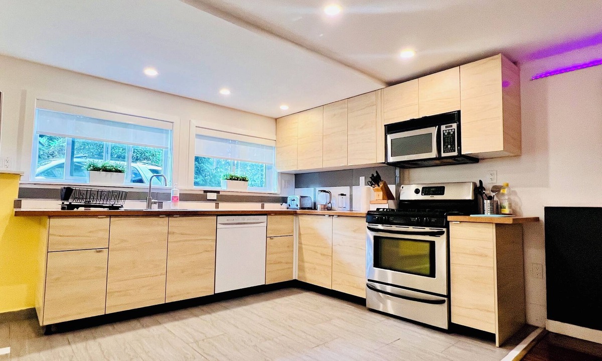 Lynn Valley House | 2-Bedroom Spacious Garden Suite