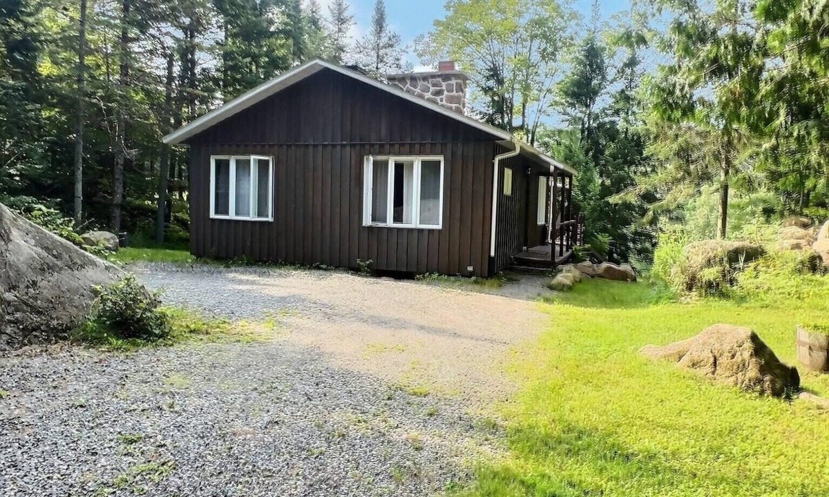 Mont-Tremblant Cottage | 2 bedroom waterfront cottage on lake Duhamel in Mont-Tremblant