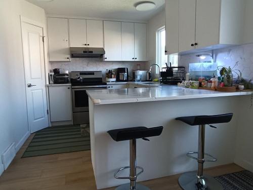 Northwest Calgary House | 2 BR Home No Kitchen Near Downtown Airport Full privacy