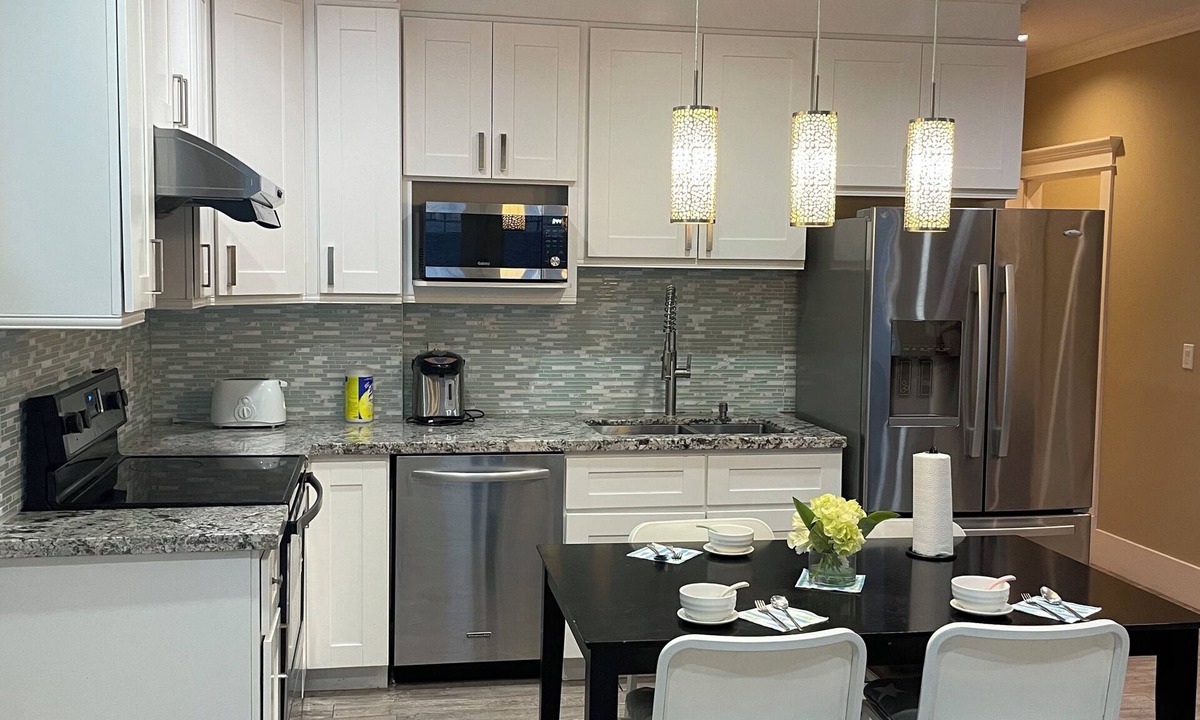 Dunbar House | 2 bright bedroom near UBC