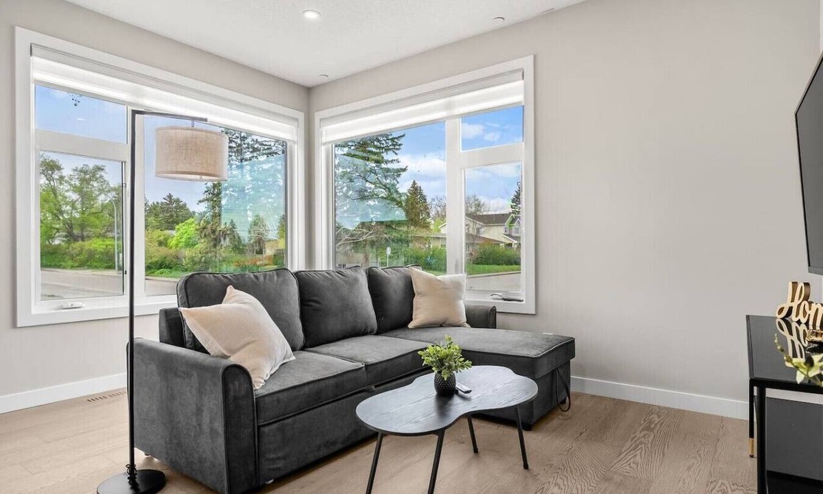 Banff Trail House | 2 King Bed | Sofa Bed | Garage | Min to UofC | NEW
