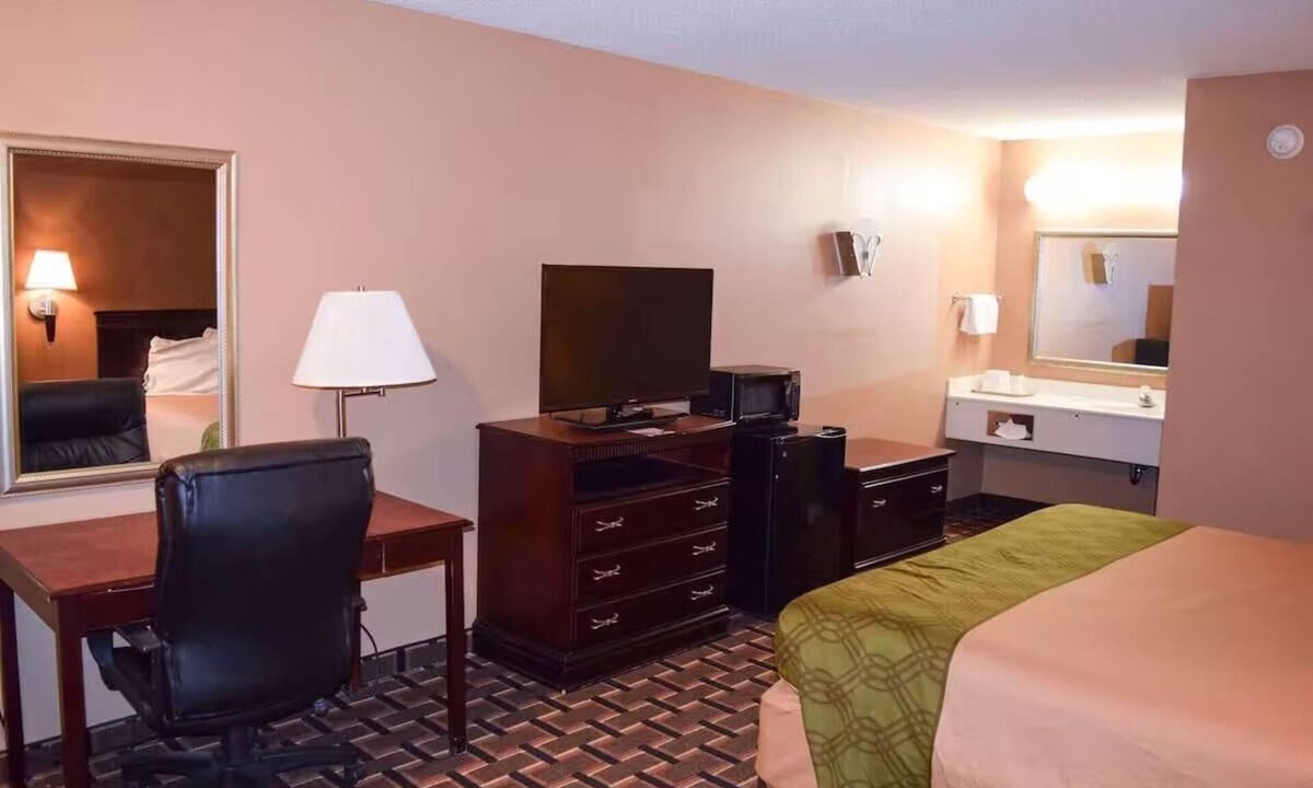 Richburg Hotel | 2 Value-Driven Rooms Near Pinetuck Golf Course