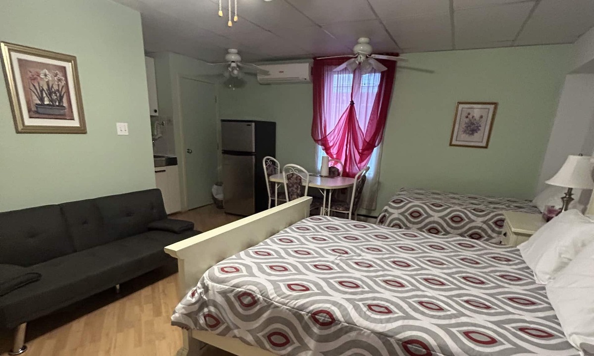 Cap de la Madeleine House | 223 Charming double room