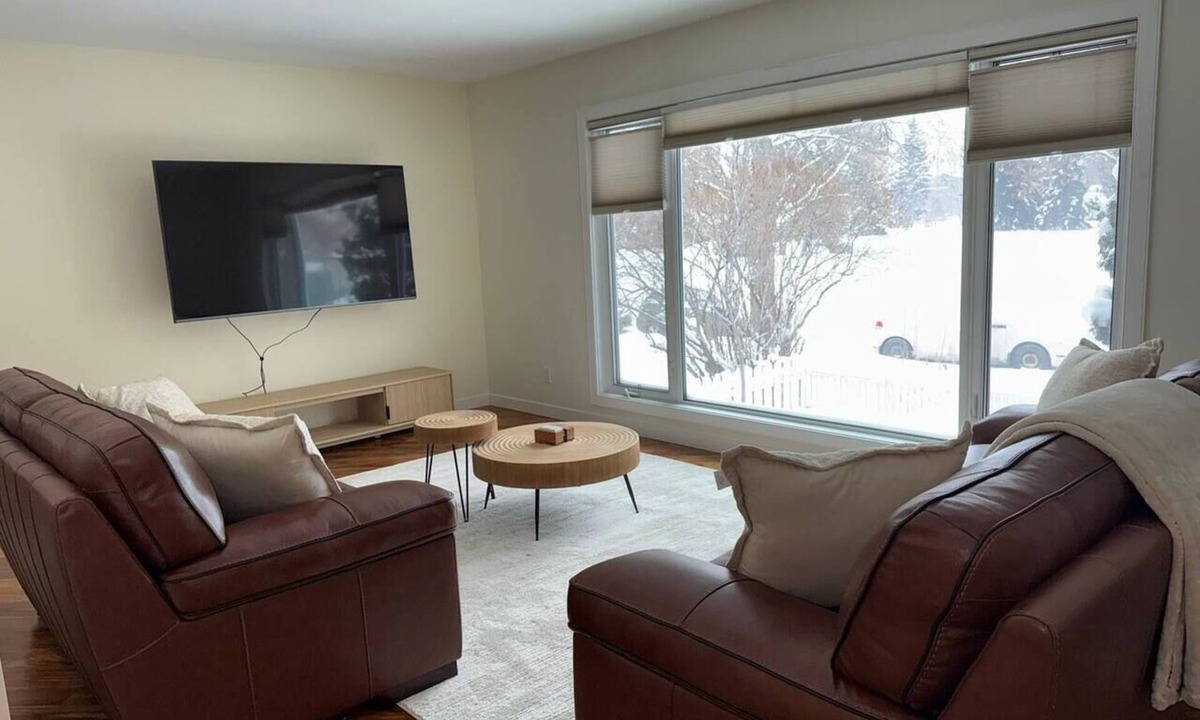 Southeast Edmonton House | 2Bed Bright & Stylish Ritchie Urban Retreat