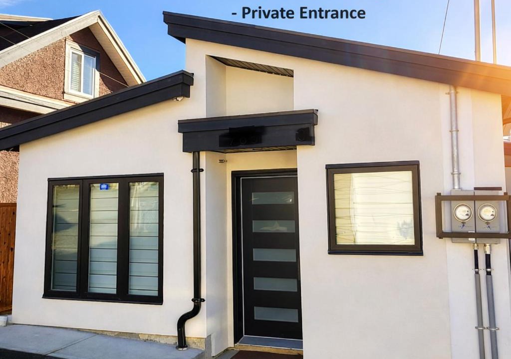 Sunset Apartment | 2BR Detached House - Free Parking -10 mins to YVR & Downtown
