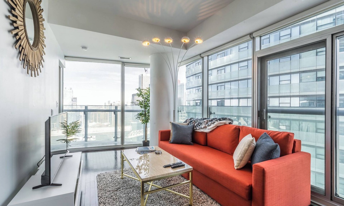Toronto Entertainment District Condo | 2BR Downtown w/Parking - Steps from CN Tower, Rogers Centre & Scotiabank Arena