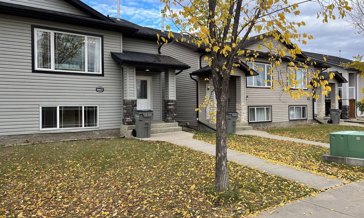 Grande Prairie House | 3 adjacent 4-bed Crew Houses by Reza Rentals