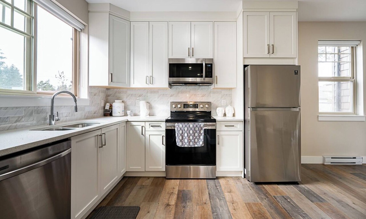 Abbotsford House | 3-bedroom townhome in enchanting Abbotsford with AC