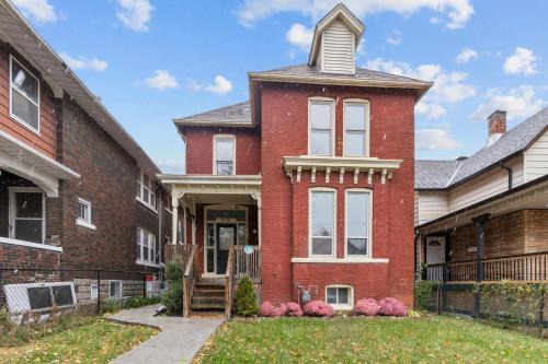 Windsor Apartment | 3 bedroom with laundry and parking at Windsor