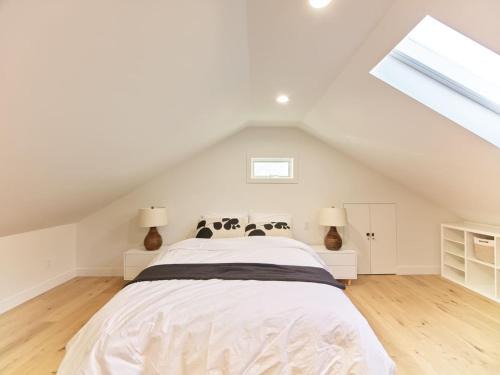 Dunbar House | 3B Designer Home and Modern Luxury