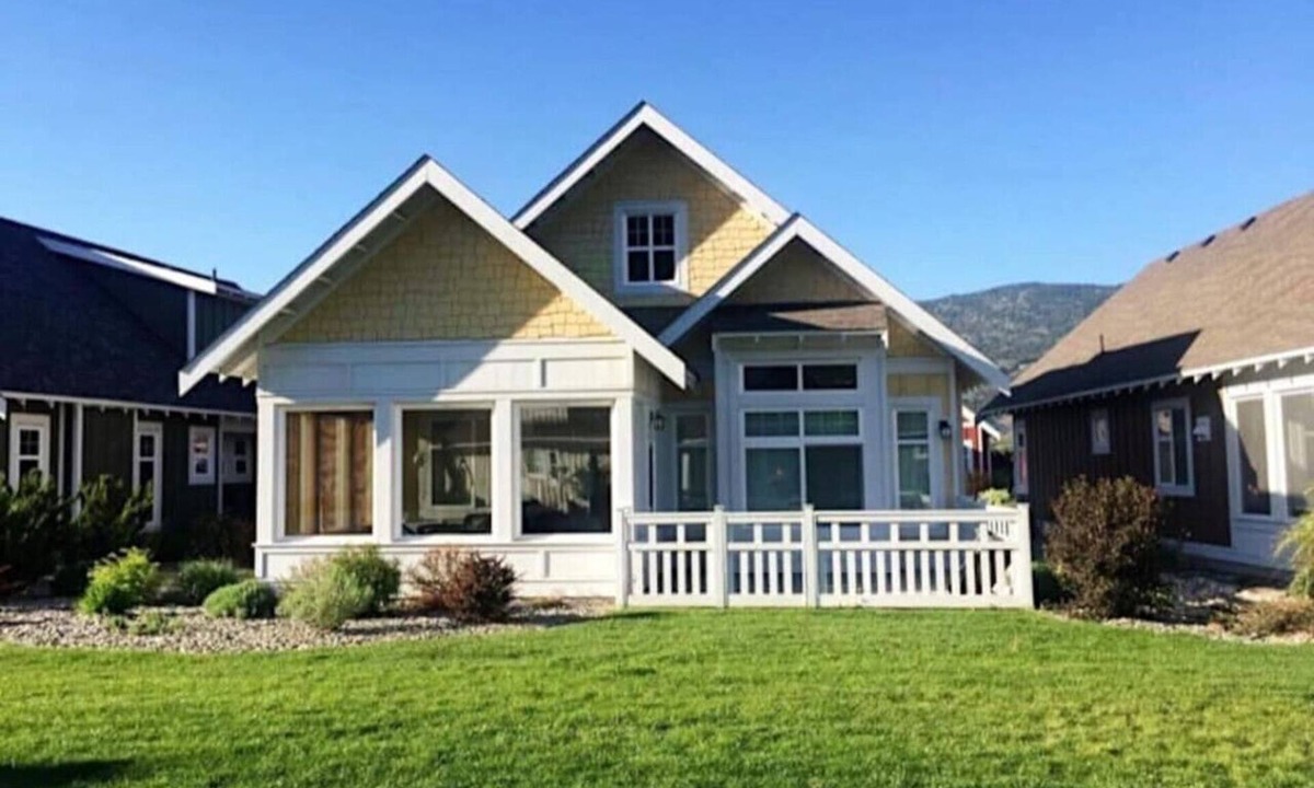 Osoyoos Cottage | 3BR Cottage on Osoyoos Lake w/Pool + Hot Tub.