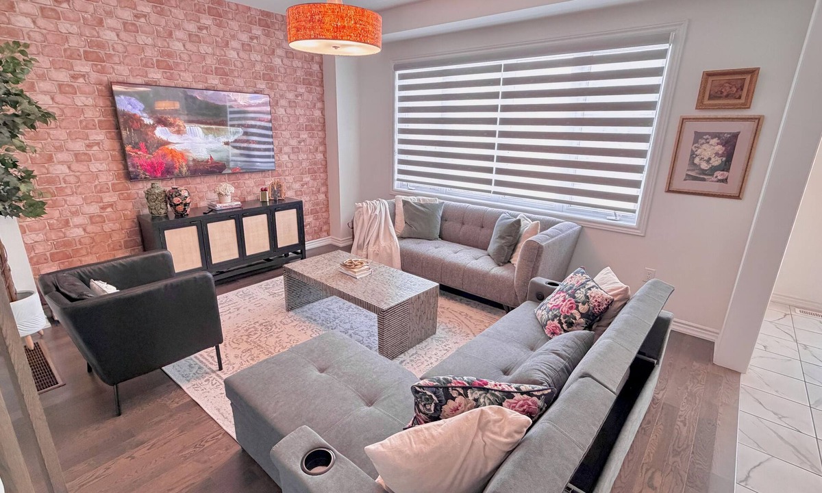 Thorold House | 3BR Cozy Haven | Hot Tub + BBQ Near Niagara Falls