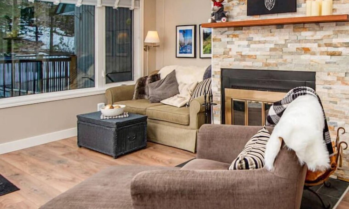 East Kootenay Apartment | 3BR Oasis with Private Hot Tub & Sauna. Walk to Ski Hill