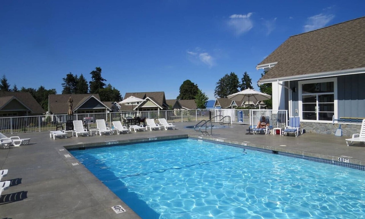 Regional District of Nanaimo House | 3BR Poolside Retreat in Gated Community