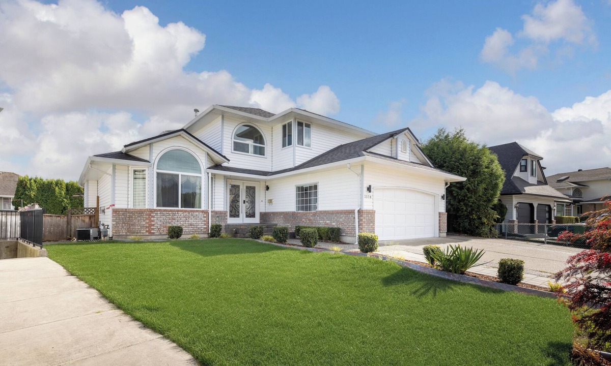Abbotsford House | 3BR Spacious Home Close to Airport Sleeps 10