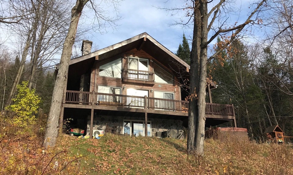 Mont-Tremblant Cottage | 4 bedrooms waterfront cottage on lake Duhamel in Mont-Tremblant