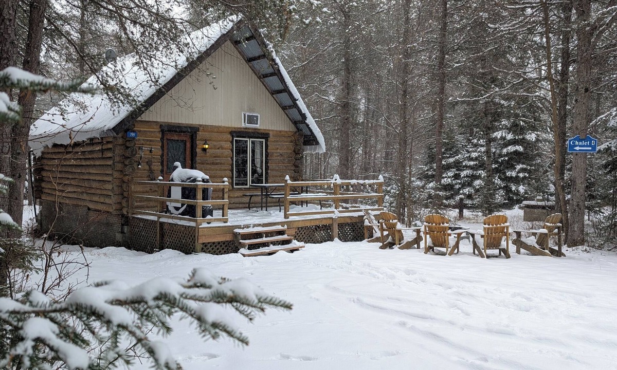 Riviere-Rouge Ski Chalet | 4 - Prunier : Chaleureux chalet en bois rond au bord de la belle Rivière Rouge
