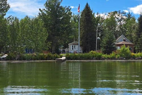 Westerose House | 4 Seasons Lakeview Cottage w/Private Boating Dock