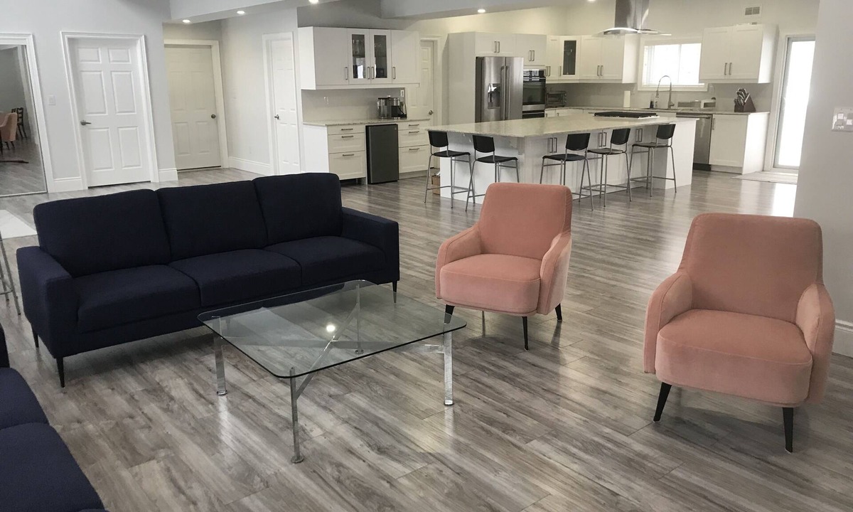 Lafontaine House | 4200 sq ft 5 bedroom house with beaches, skiing and trails seconds away!