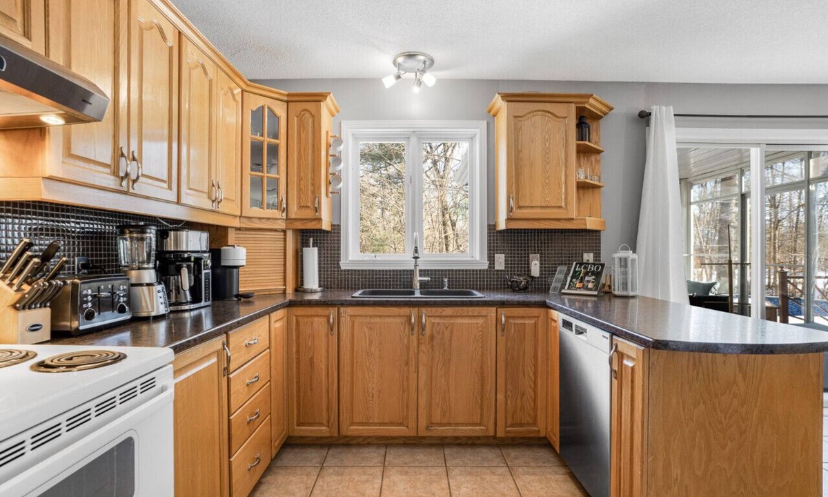 Hawkesbury House | 4BR Bedroom Retreat with Golf Course Views