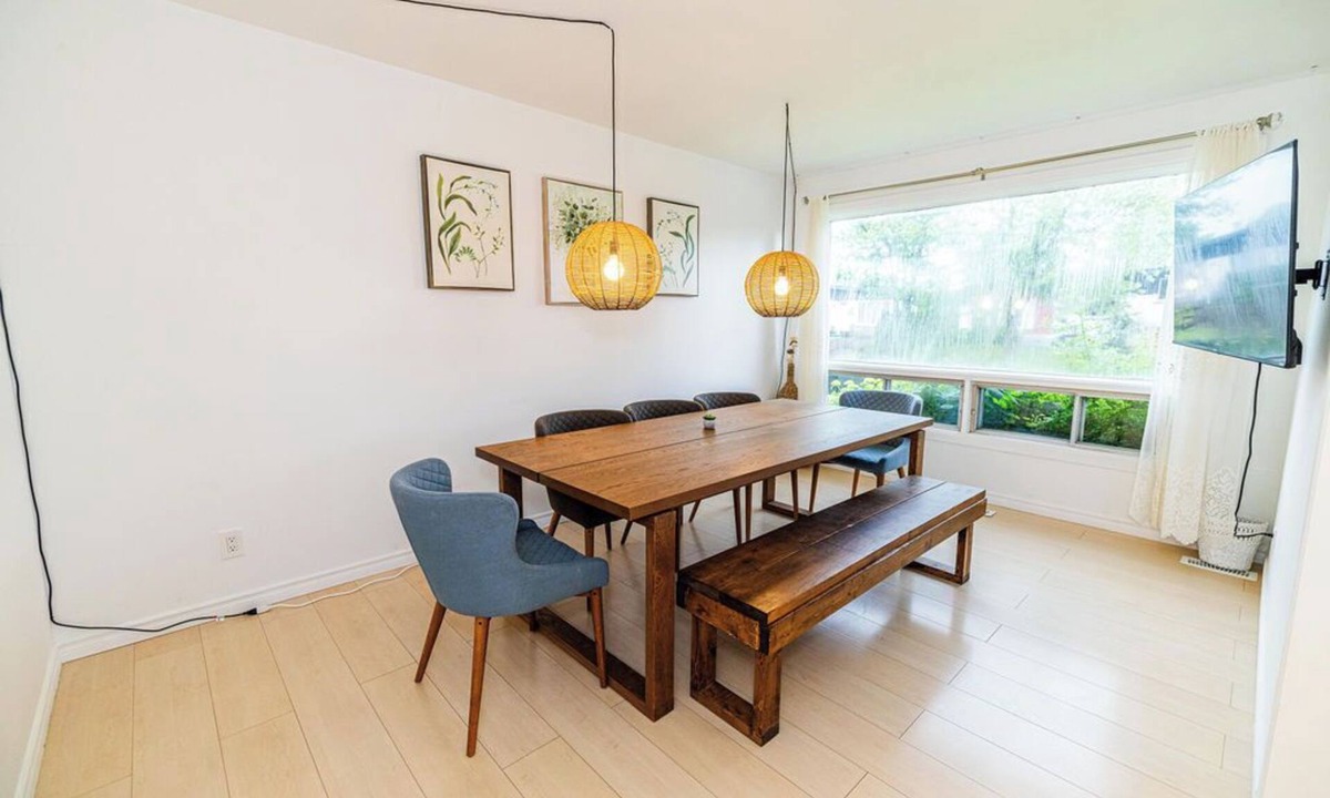 Brossard House | 5 BDRS Entire Comfort House near DT, Parking