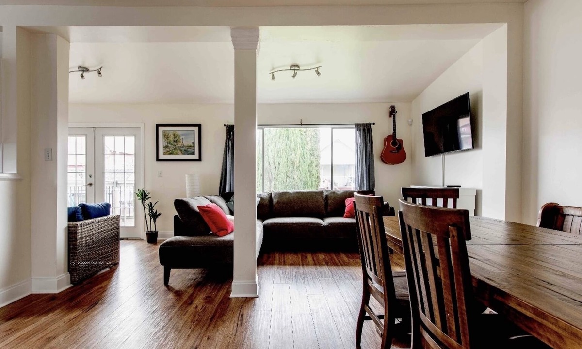 Kensington-Cedar Cottage House | 5-bedroom home perfect for families/groups. Located just minutes DT Vancouver