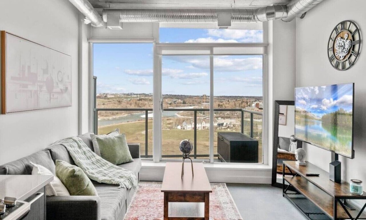 Victoria Park Apartment | 5 mins from Stampede | King Bed | Sofa Bed | AC