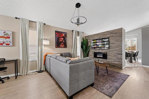 Southeast Edmonton Apartment | 5BR Wild Rose- Meadows, AC, Garage, Sleeps 12