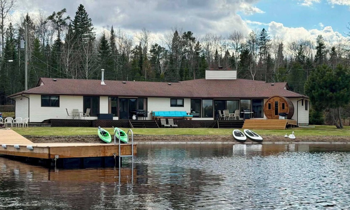 Kaministiquia House | 7-bed lakefront house with sauna, beach & boat launch — 15 min from Thunder Bay.