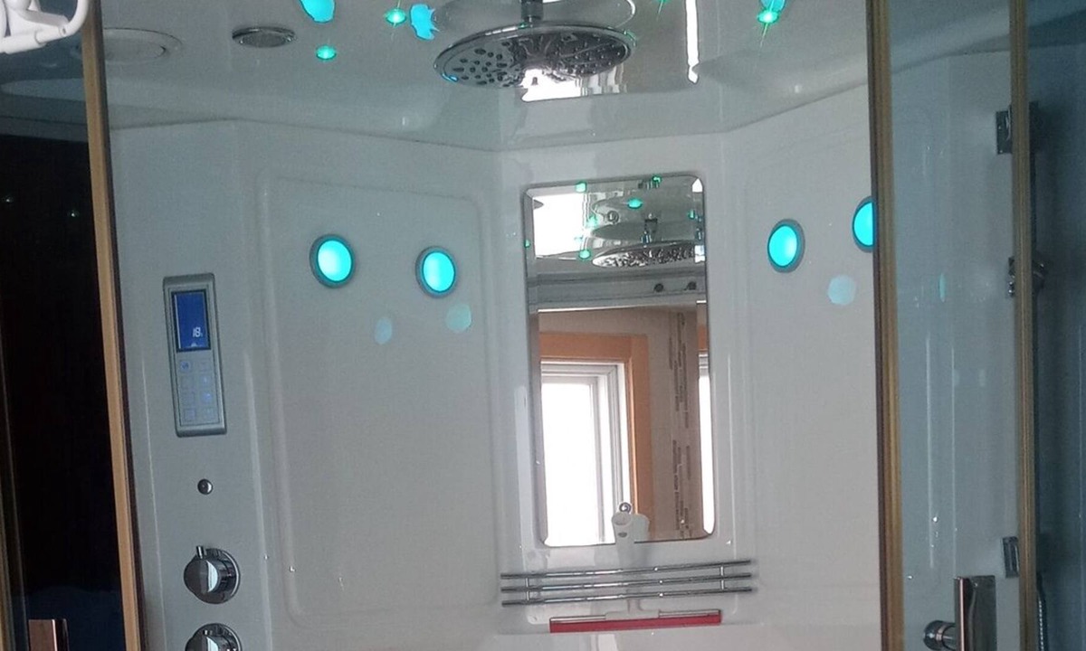 Laval Apartment | Accommodation with whirlpool bath and light shower