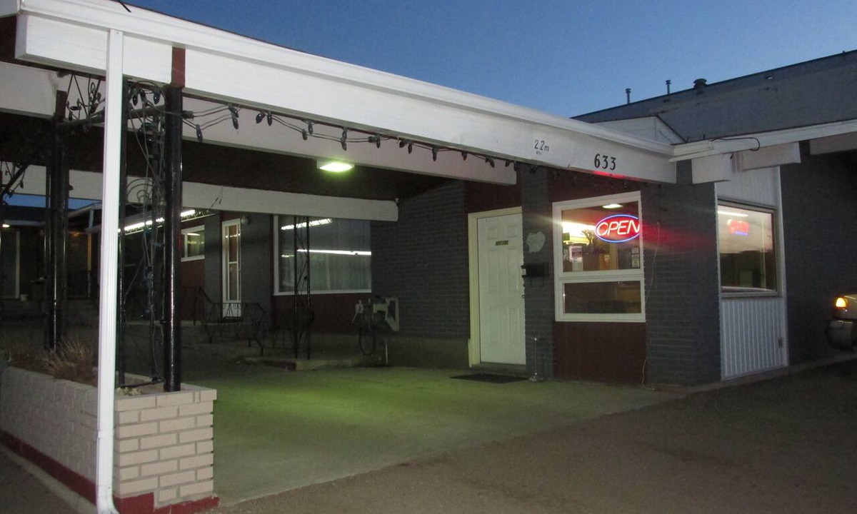 Medicine Hat Hotel | Ace Crown Motel