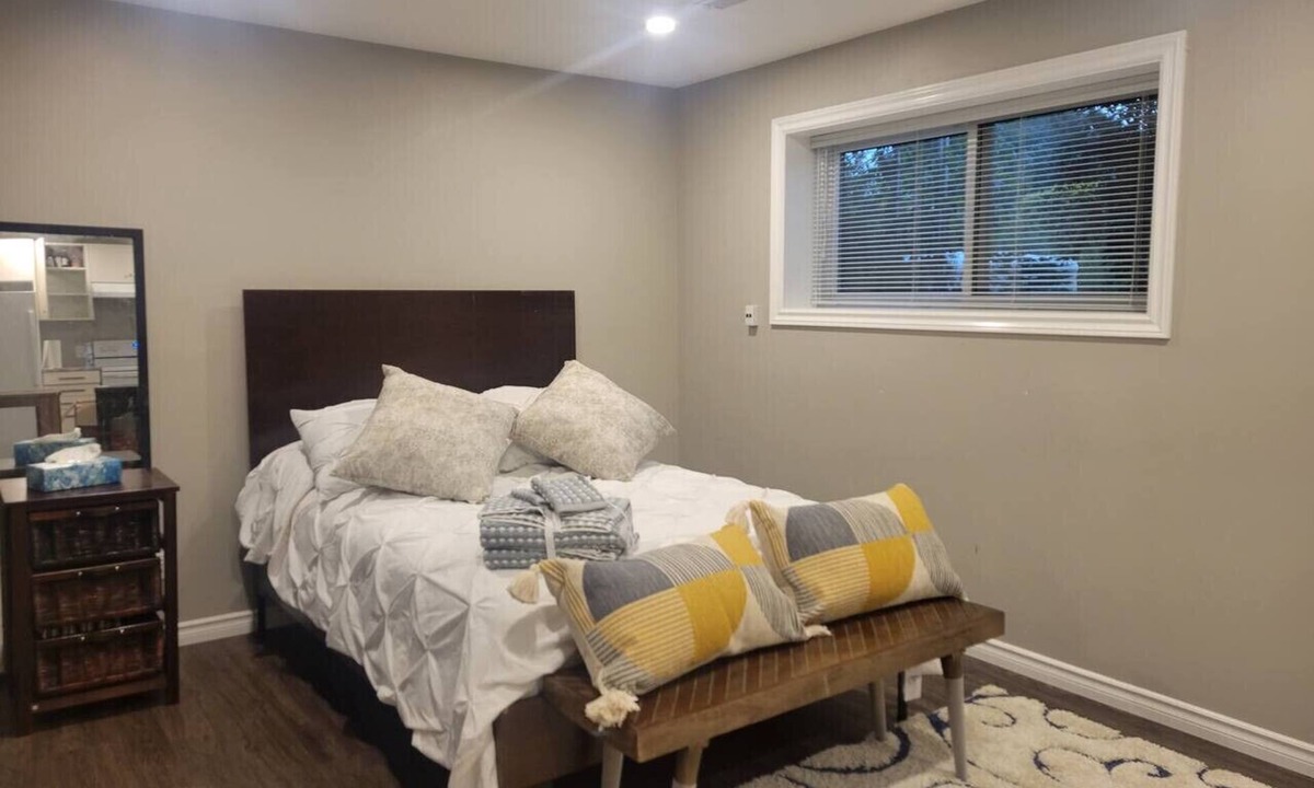 Port Weller West Condo | Adorable bachelor guest suite close to lake!