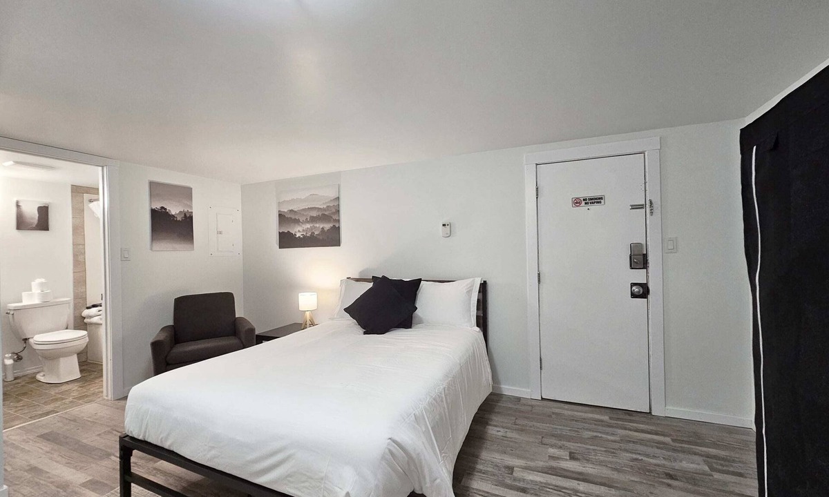 Moose Jaw Apartment | Affordable, Renovated, Double Bed, Parking, Downtown, WiFi