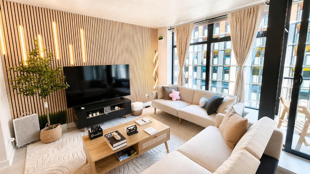 Gastown Apartment | AfterGlow Luxury Downtown 2BR Near Cruise Port & BC Place