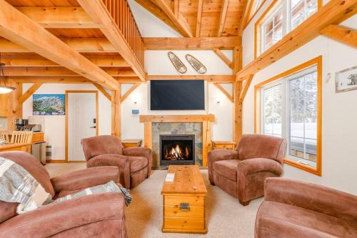 Big White Ski Resort Ski Chalet | Alpine Timber Luxury Chalet w/Hot Tub