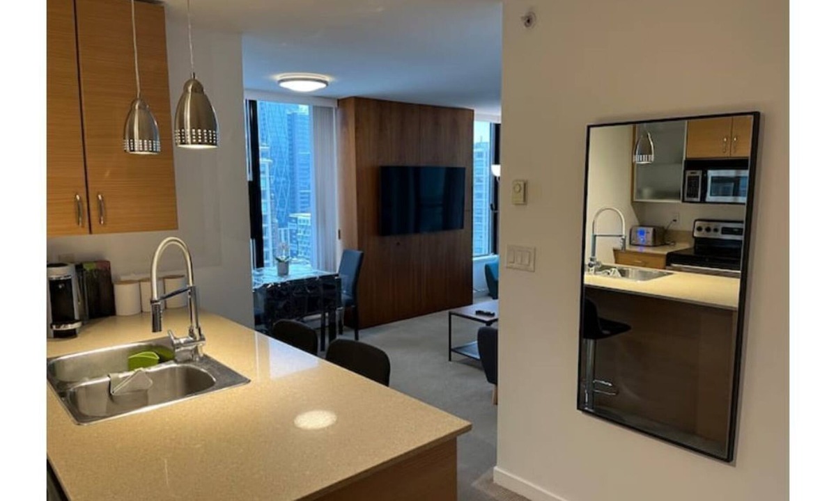 Yaletown Apartment | Amazing South-Facing Yaletown 2BR/2BT with City View
