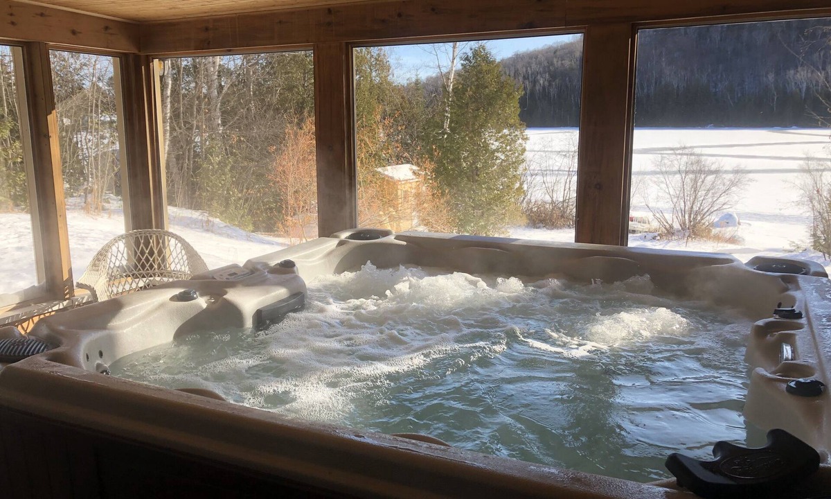 Chertsey Ski Chalet | Au Bonheur du Lac Paré! Cozy Waterfront Cottage with Private Hot Tub (327842)