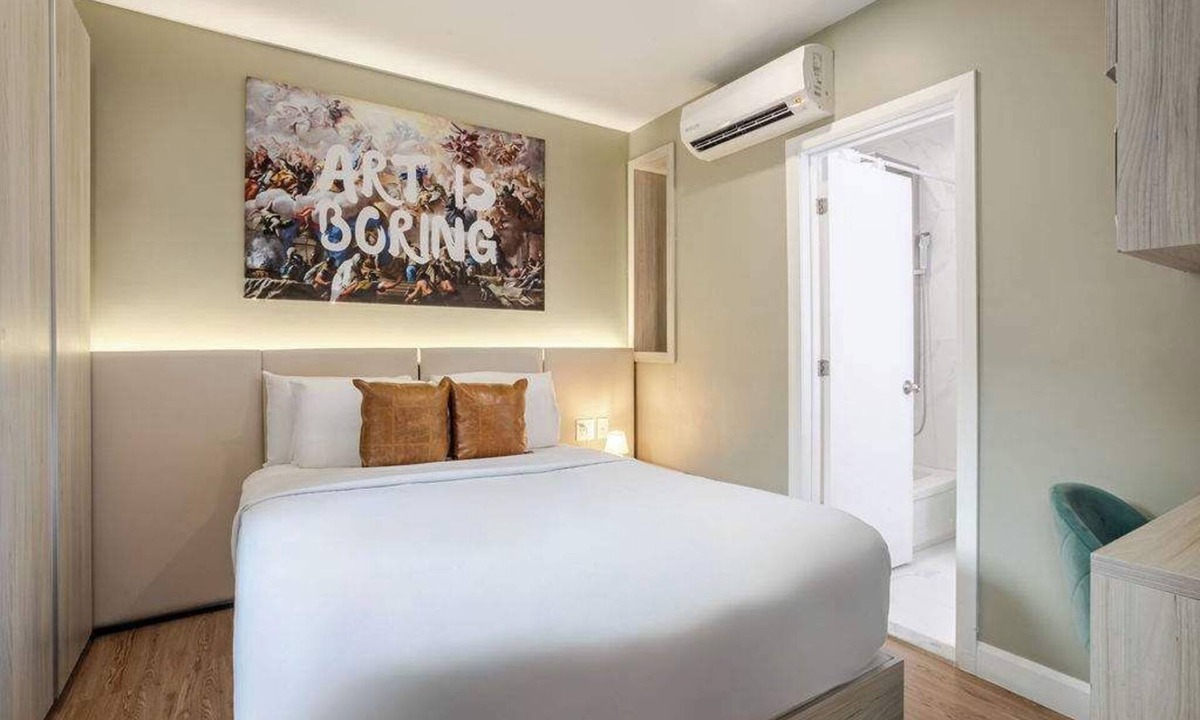 Gay Village Hotel | Aura Queen – Berri-UQAM Vibe