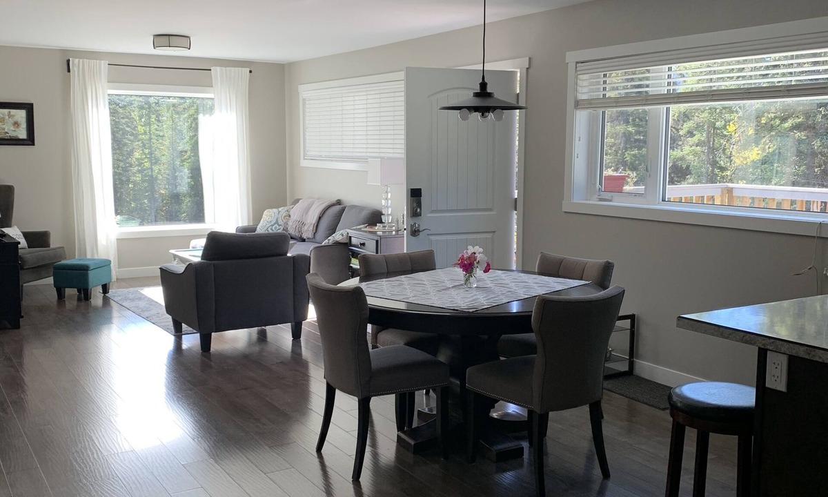 Whitehorse House | Aurora Acreage in the city