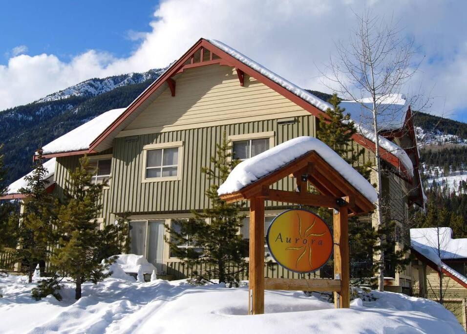Panorama Apartment | Aurora Townhomes by StayIn